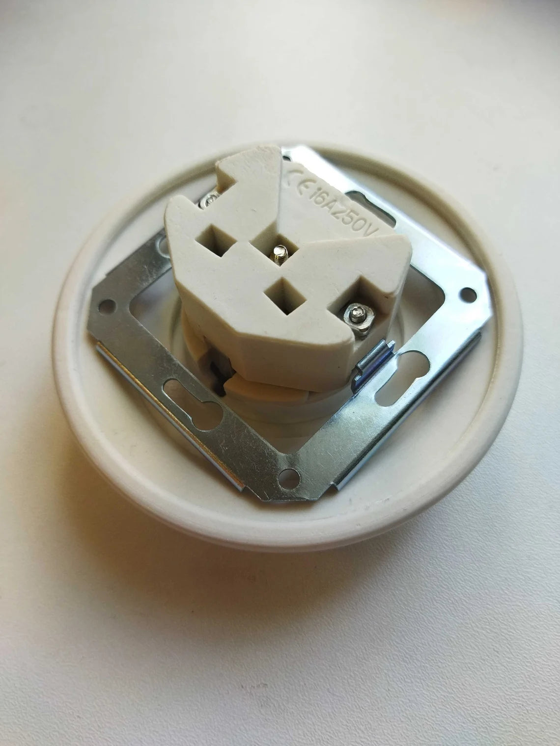 Retro Porcelain Single Wall Socket White Schuko