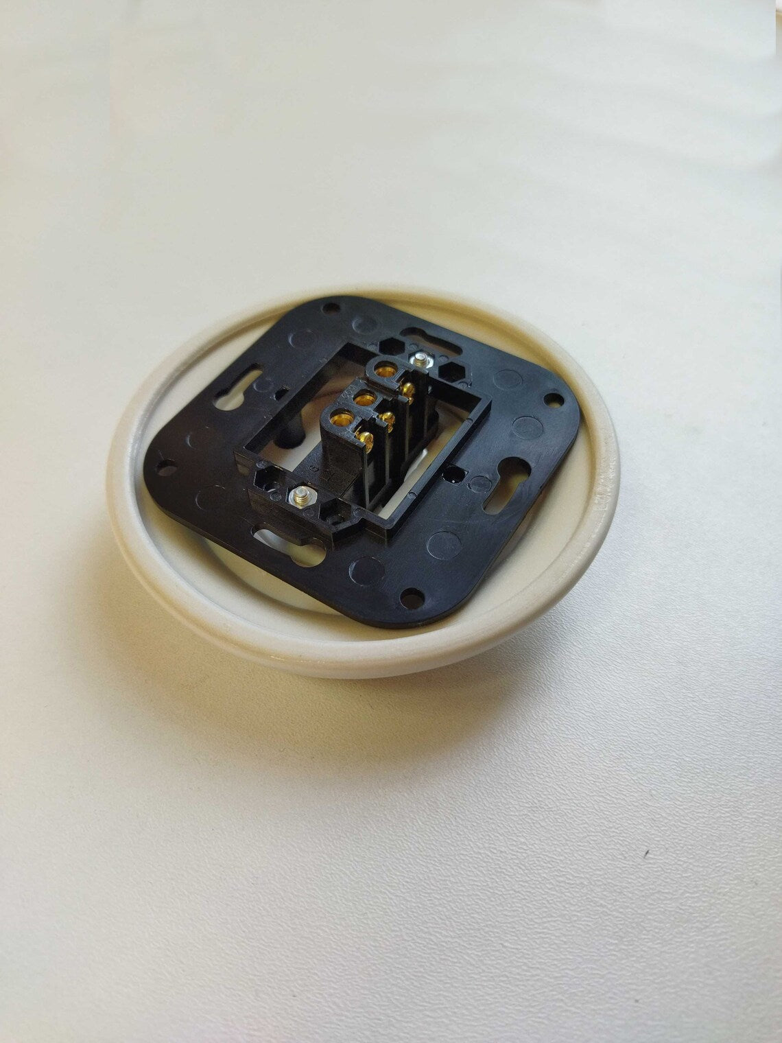 1 Gang 2 Way Porcelain Dolly Light Switch White Brass Knurled Toggles